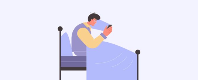 Persona mirando el móvil de noche, expuesta a luz azul